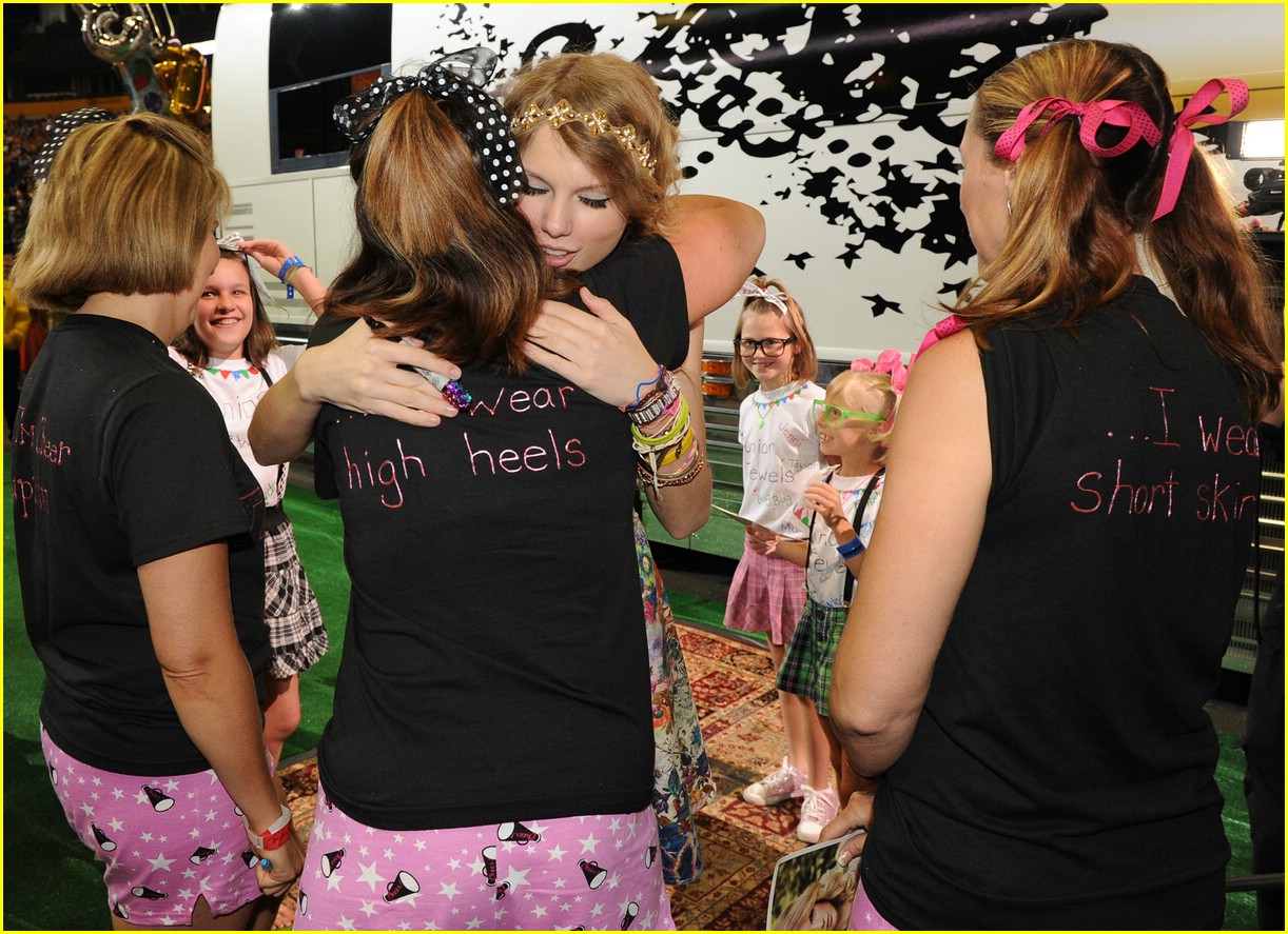 Taylor Swift: 13 Hours Fan Fest!