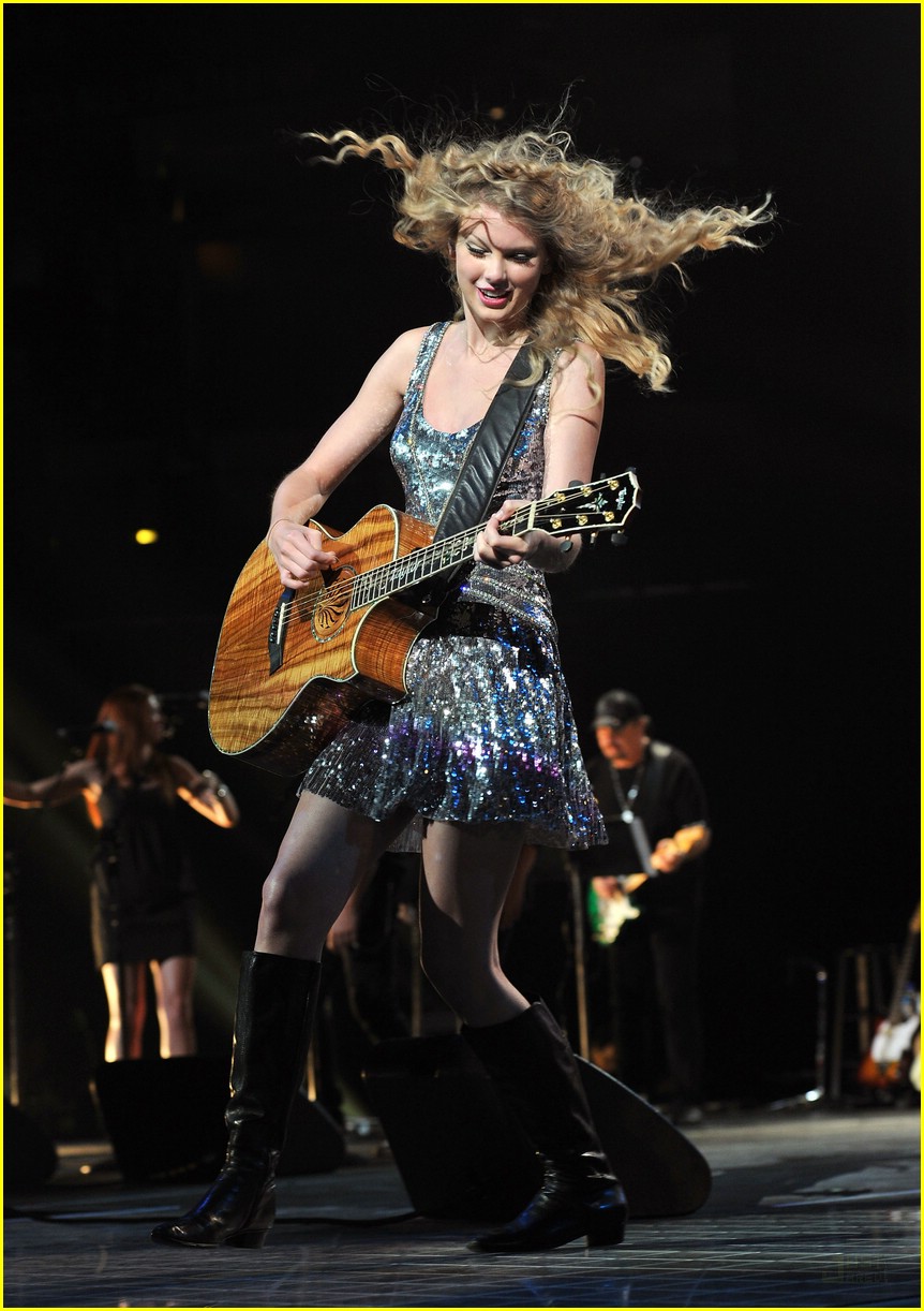 Taylor Swift Raises Up Nashville