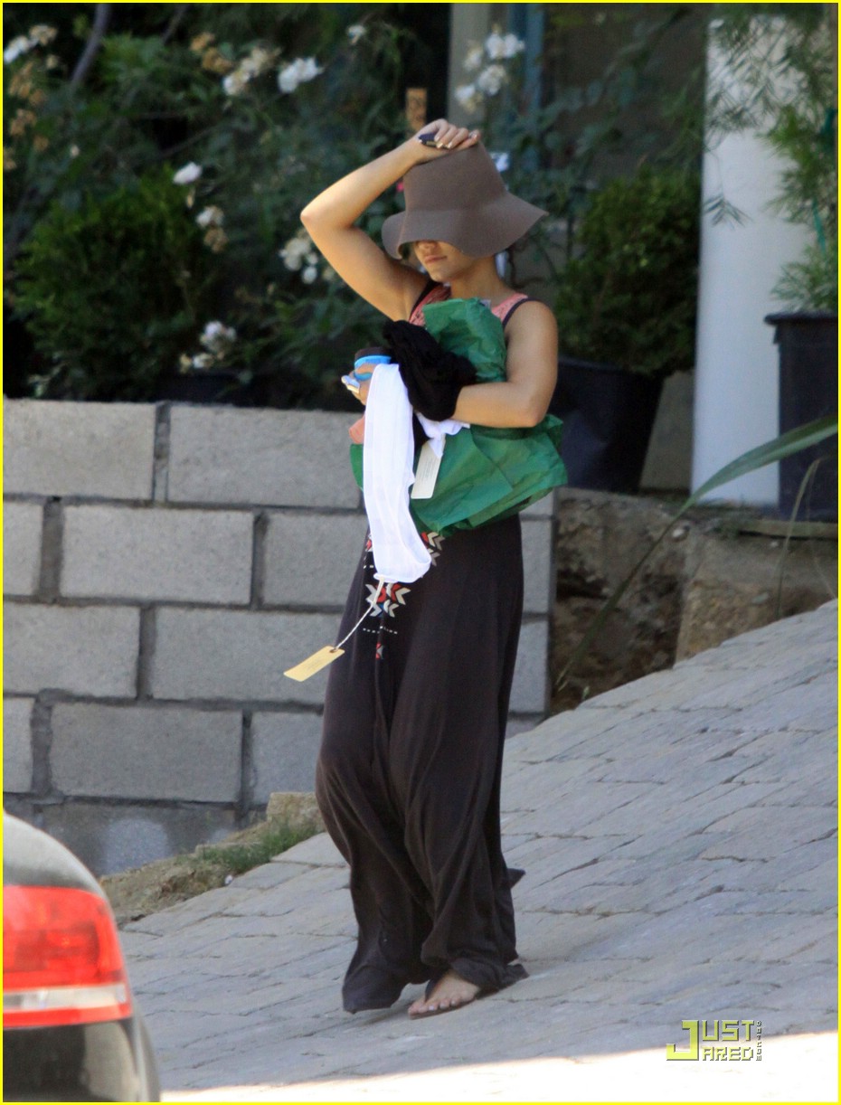 Vanessa Hudgens: Cat Scratch Fever