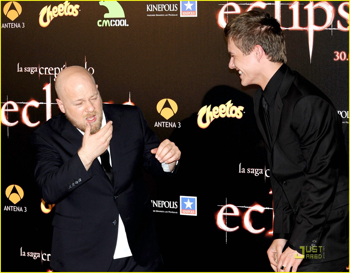Xavier Samuel Sucker Punches David Slade!