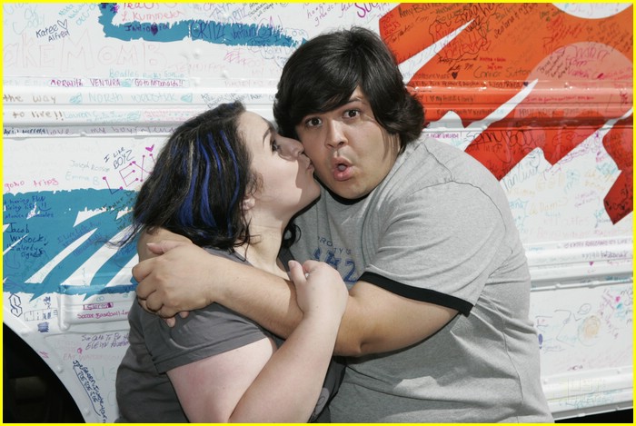 Nikki Blonsky Sings on Huge!