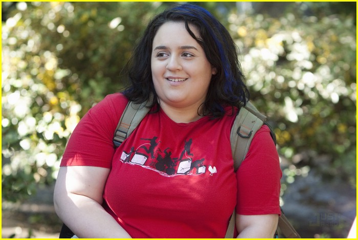Nikki Blonsky Sings on Huge!