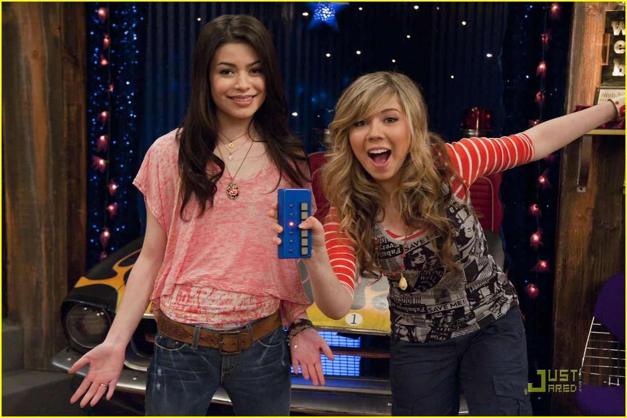 Miranda Cosgrove Has a Hot Room