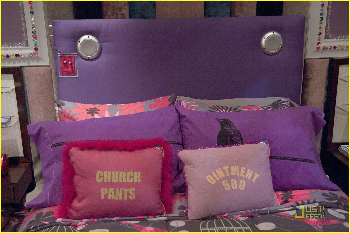 Miranda Cosgrove Has a Hot Room