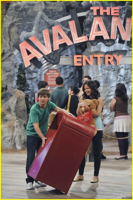 Jason Earles & Tammin Sursok: Pizza Pier Pair