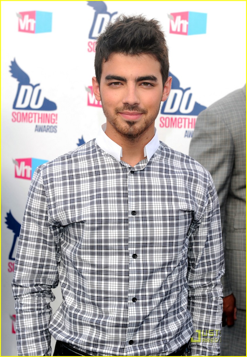 Joe Jonas WINS at Do Something Awards 2010!