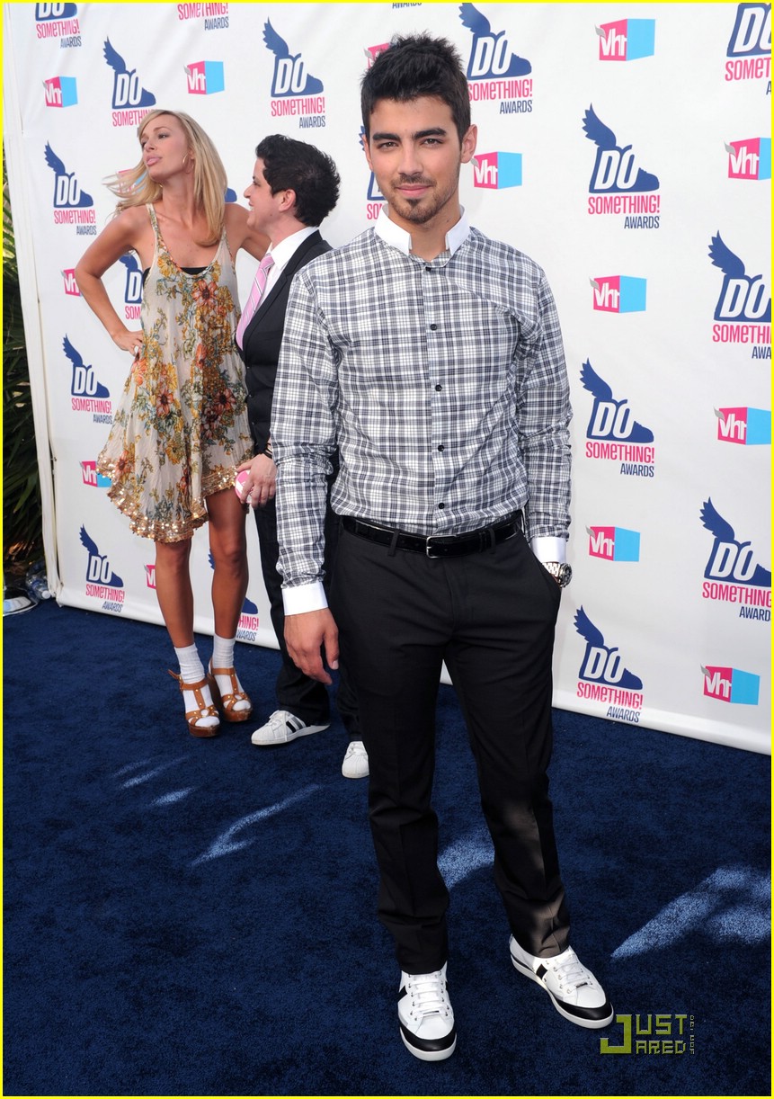 Joe Jonas WINS at Do Something Awards 2010!