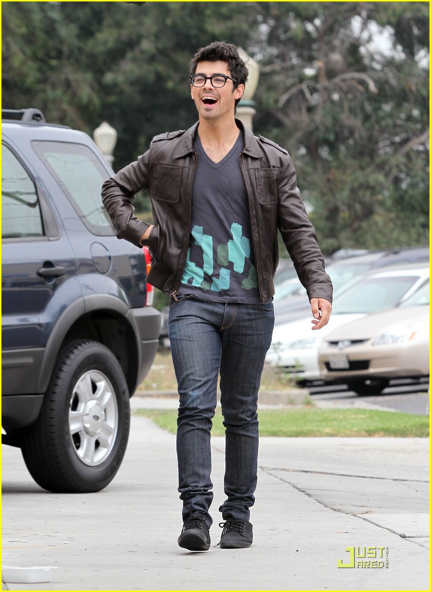 Joe Jonas Has a Paty's Posse