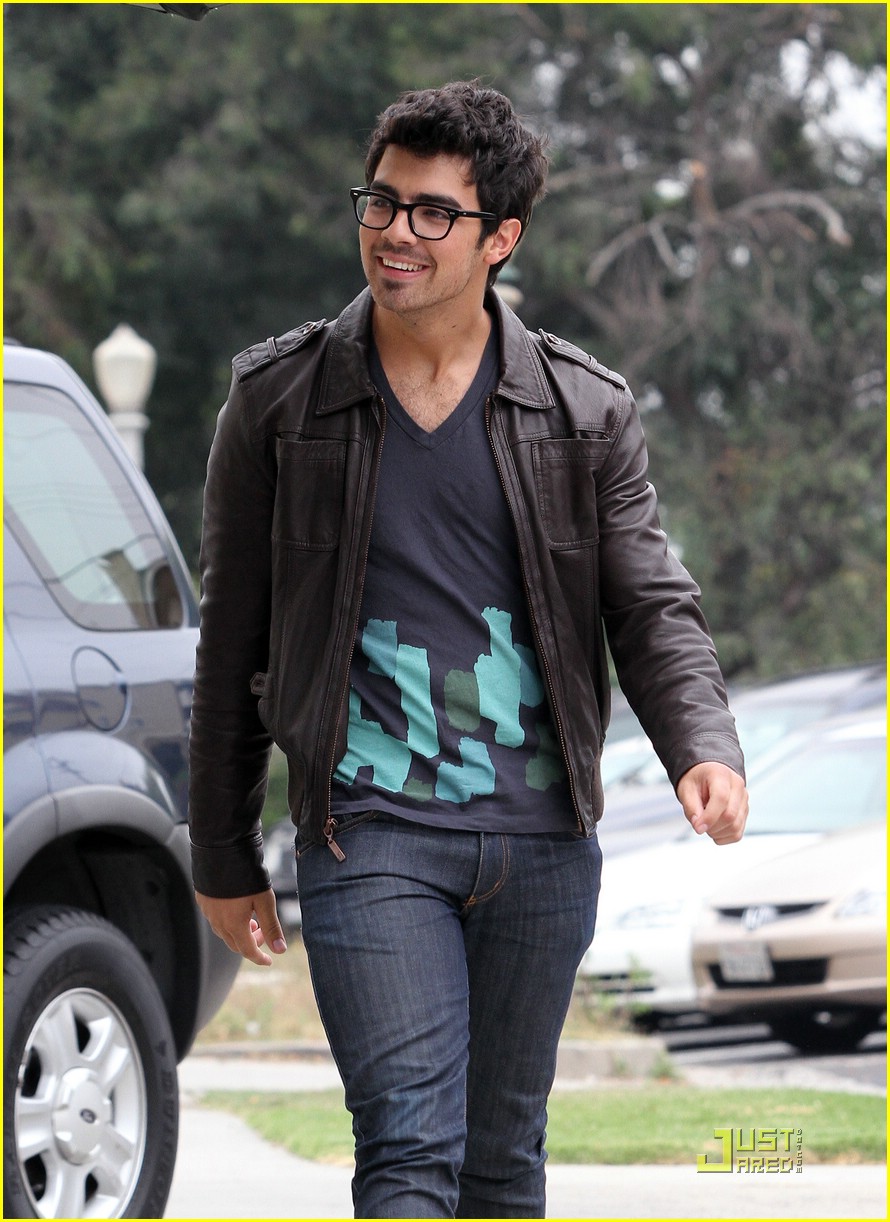 Joe Jonas Has a Paty's Posse