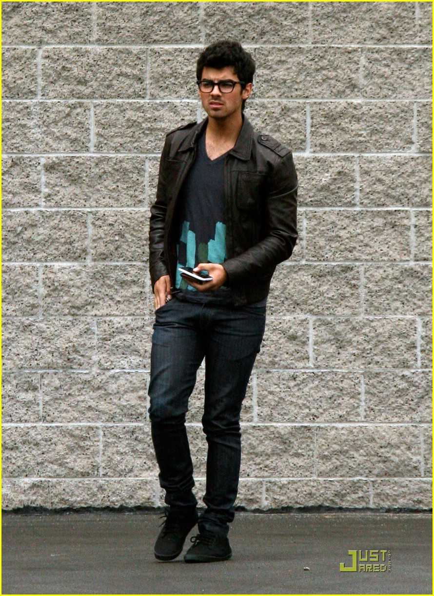 Joe Jonas Has a Paty's Posse