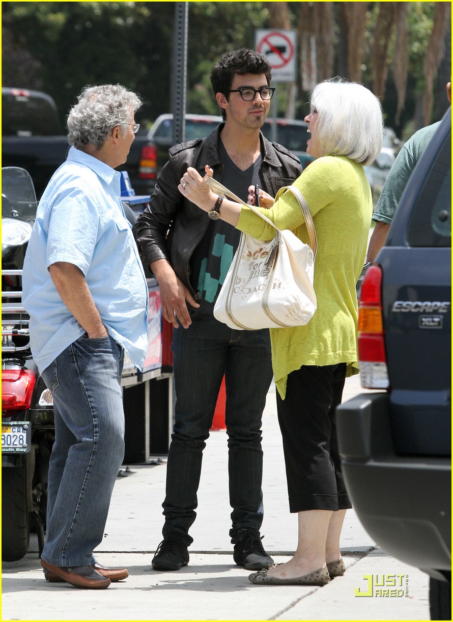 Joe Jonas Has a Paty's Posse