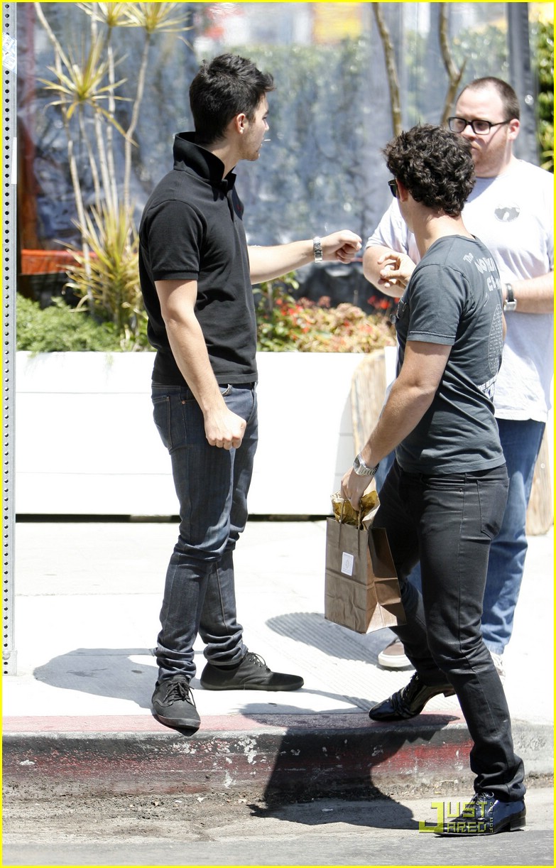Kevin & Joe Jonas: Happy Birthday, Mom!