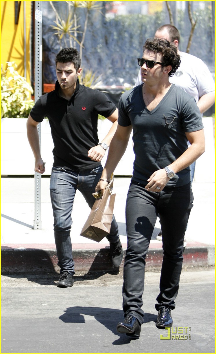 Kevin & Joe Jonas: Happy Birthday, Mom!