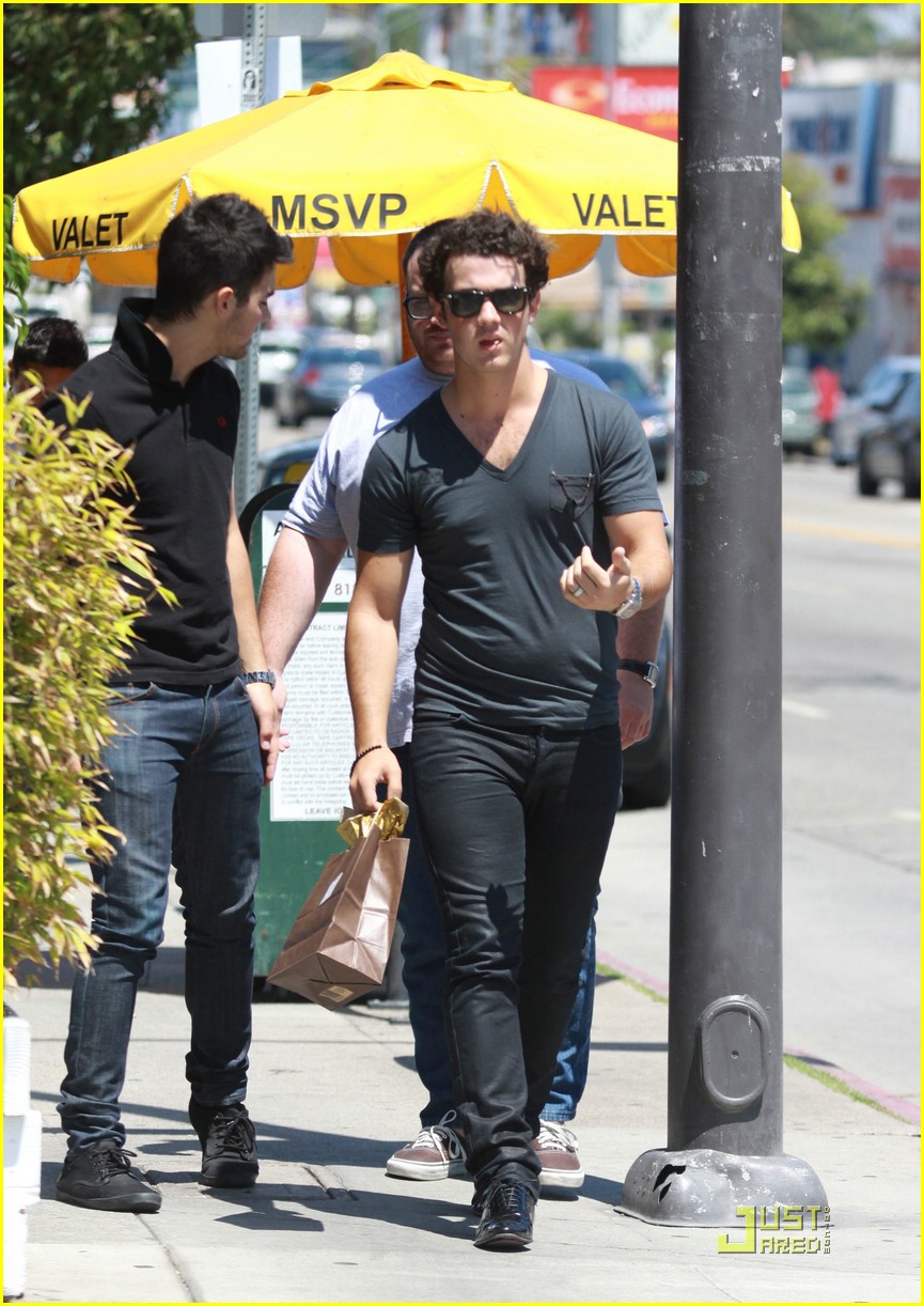 Kevin & Joe Jonas: Happy Birthday, Mom!