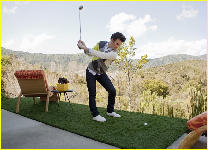 Joe, Nick and Kevin Jonas Move Into The Guest House!