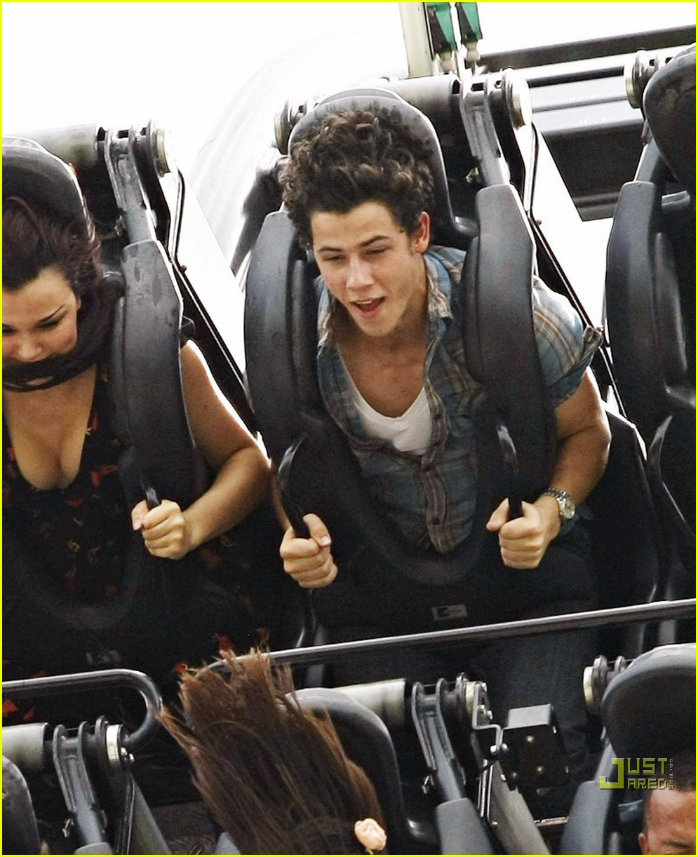 Nick Jonas & Lucie Jones: Wet 'n' Wild!