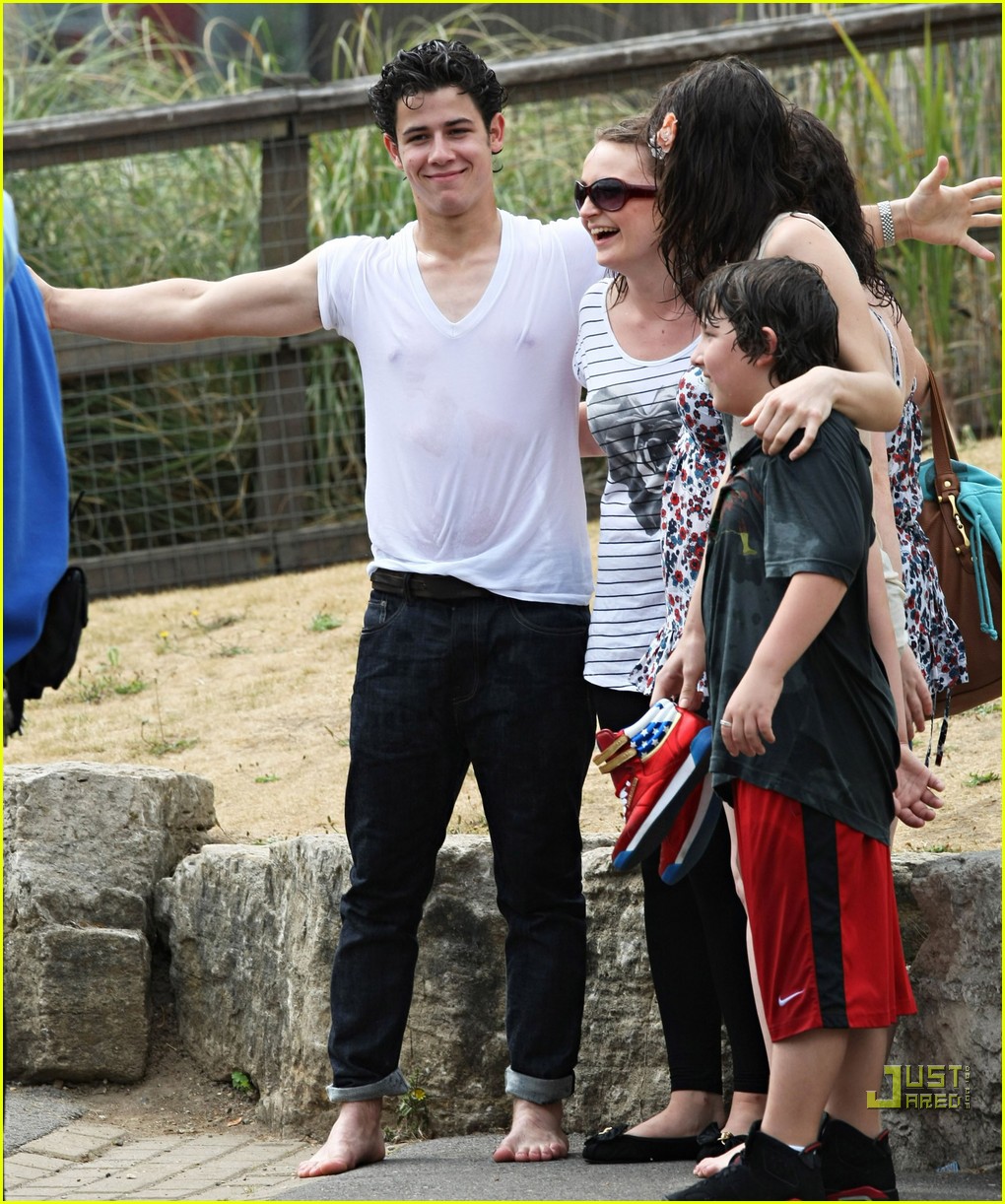 Nick Jonas & Lucie Jones: Wet 'n' Wild!