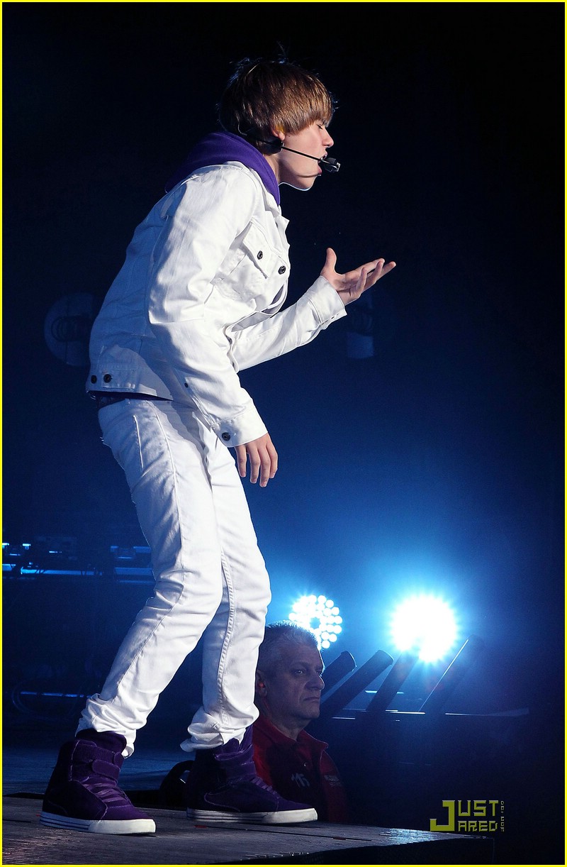 Justin Bieber Gets Teen Choice Awards Early