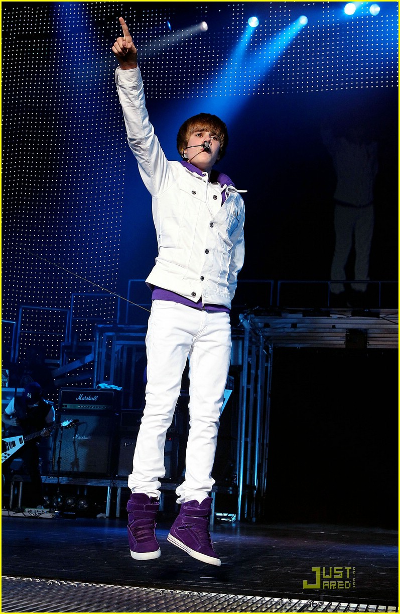 Justin Bieber Gets Teen Choice Awards Early