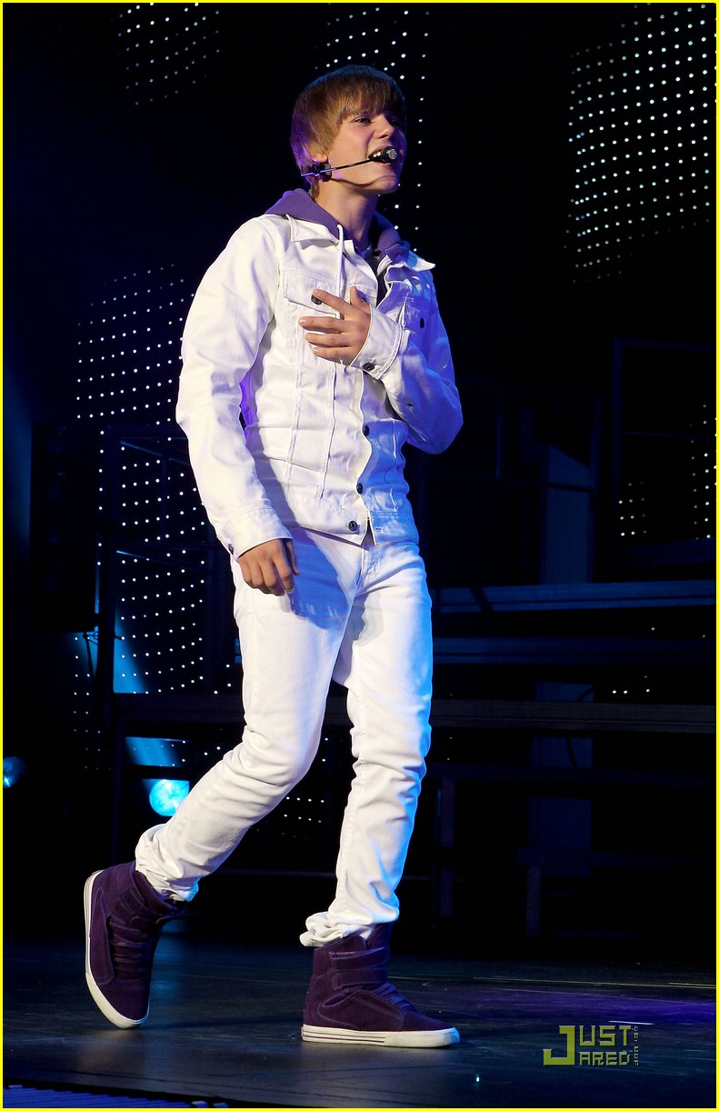 Justin Bieber Gets Teen Choice Awards Early