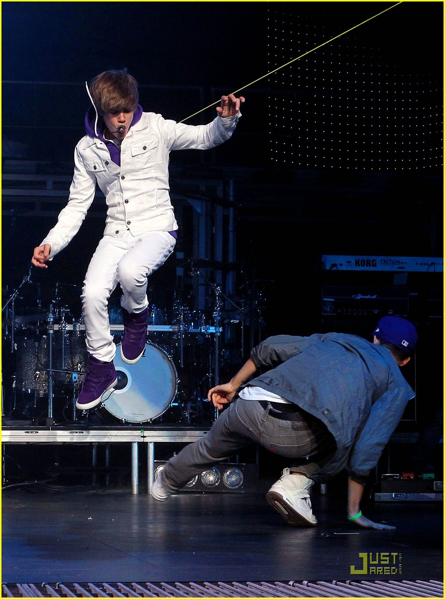 Justin Bieber Gets Teen Choice Awards Early