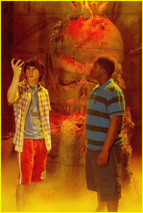 Mitchel Musso & Doc Shaw in Pair of Kings -- FIRST LOOK!