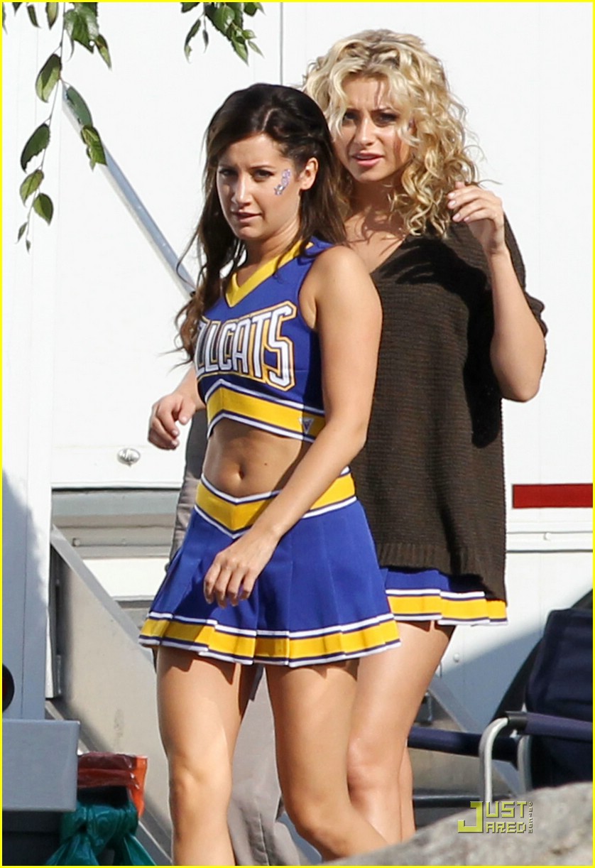 Aly Michalka & Ashley Tisdale: Cheer Cats!