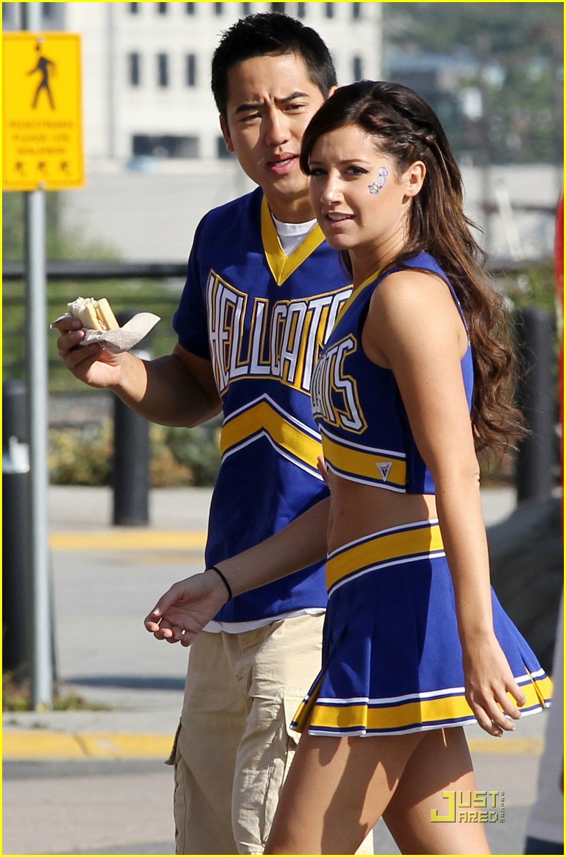 Aly Michalka & Ashley Tisdale: Cheer Cats!