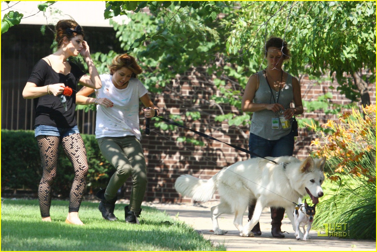 Miley Cyrus & Ashley Greene: Marlo & Mate Meet!