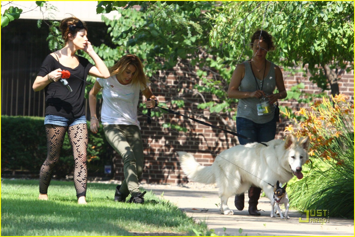 Miley Cyrus & Ashley Greene: Marlo & Mate Meet!