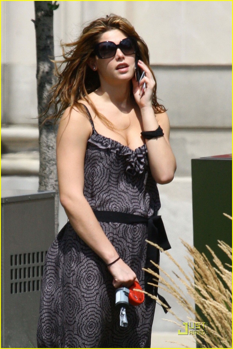 Miley Cyrus & Ashley Greene: Marlo & Mate Meet!