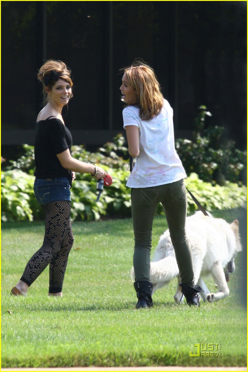 Miley Cyrus & Ashley Greene: Marlo & Mate Meet!