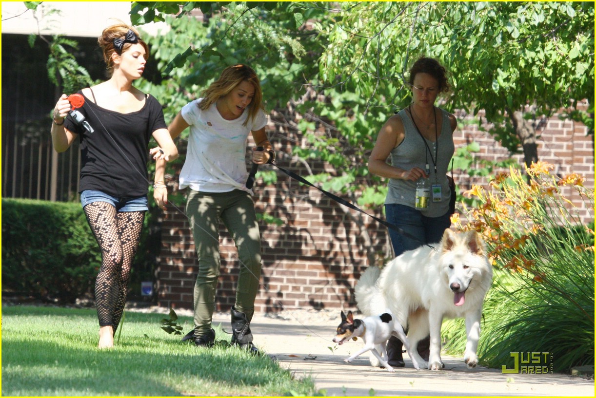 Miley Cyrus & Ashley Greene: Marlo & Mate Meet!
