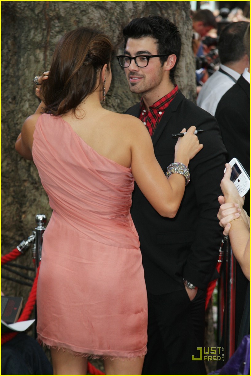 Nikki Reed & Joe Jonas: Eclipse Premiere in London!