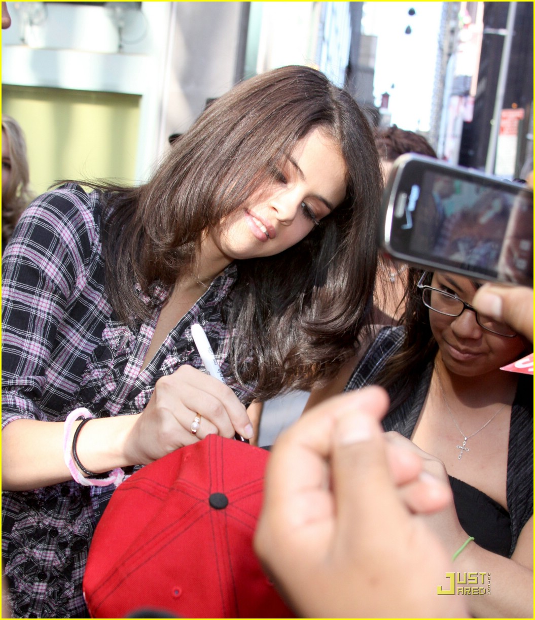 Selena Gomez Fancies Leonardo DiCaprio
