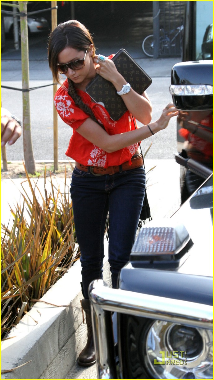 Ashley Tisdale: LV iPad Pretty