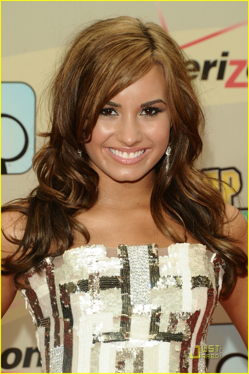Demi Lovato & Chloe Bridges: Wonderful in White
