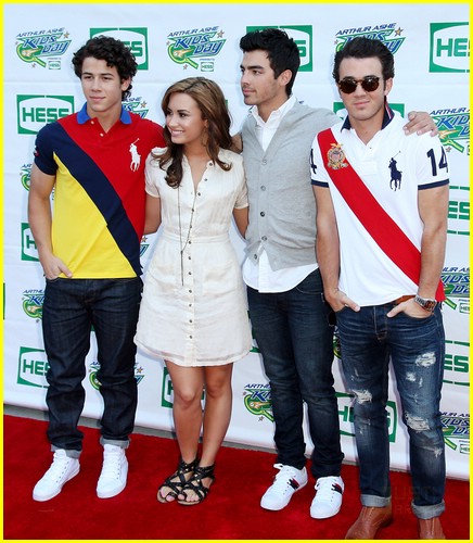 Demi Lovato & Jonas Brothers: Arthur Ashe Kids Day!