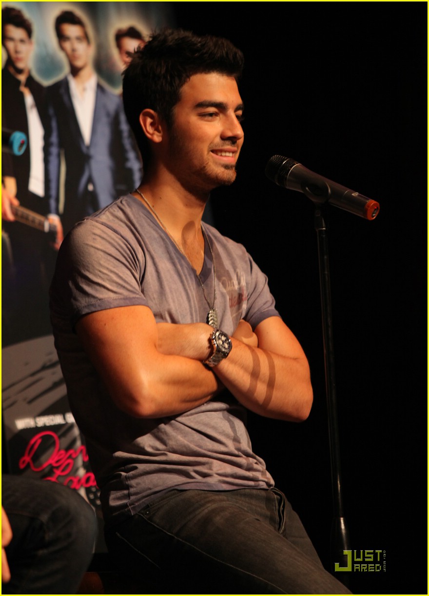 Demi Lovato & Jonas Brothers Chat in Chicago