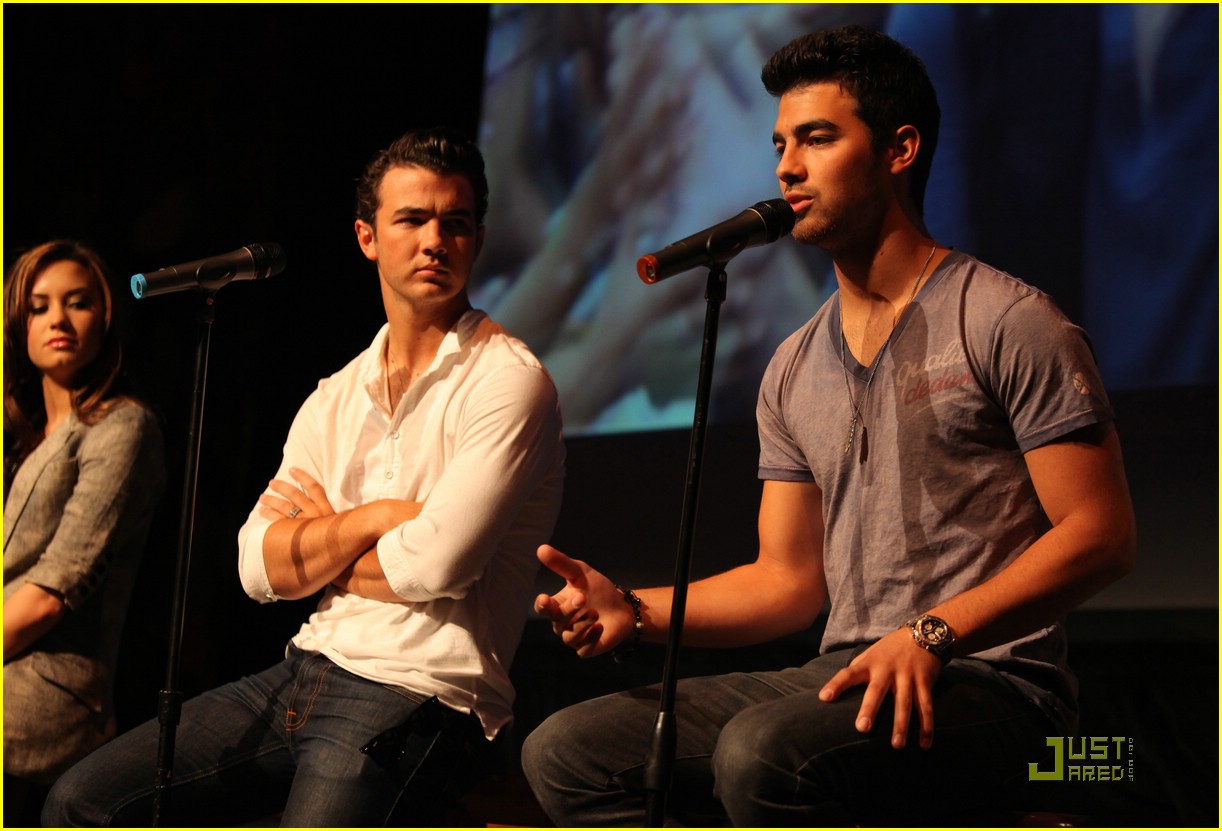 Demi Lovato & Jonas Brothers Chat in Chicago