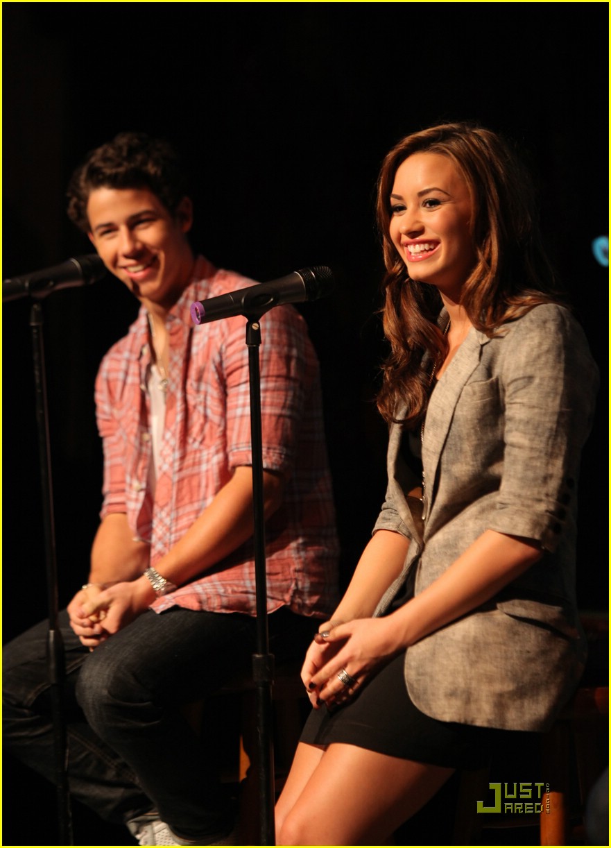 Demi Lovato & Jonas Brothers Chat in Chicago