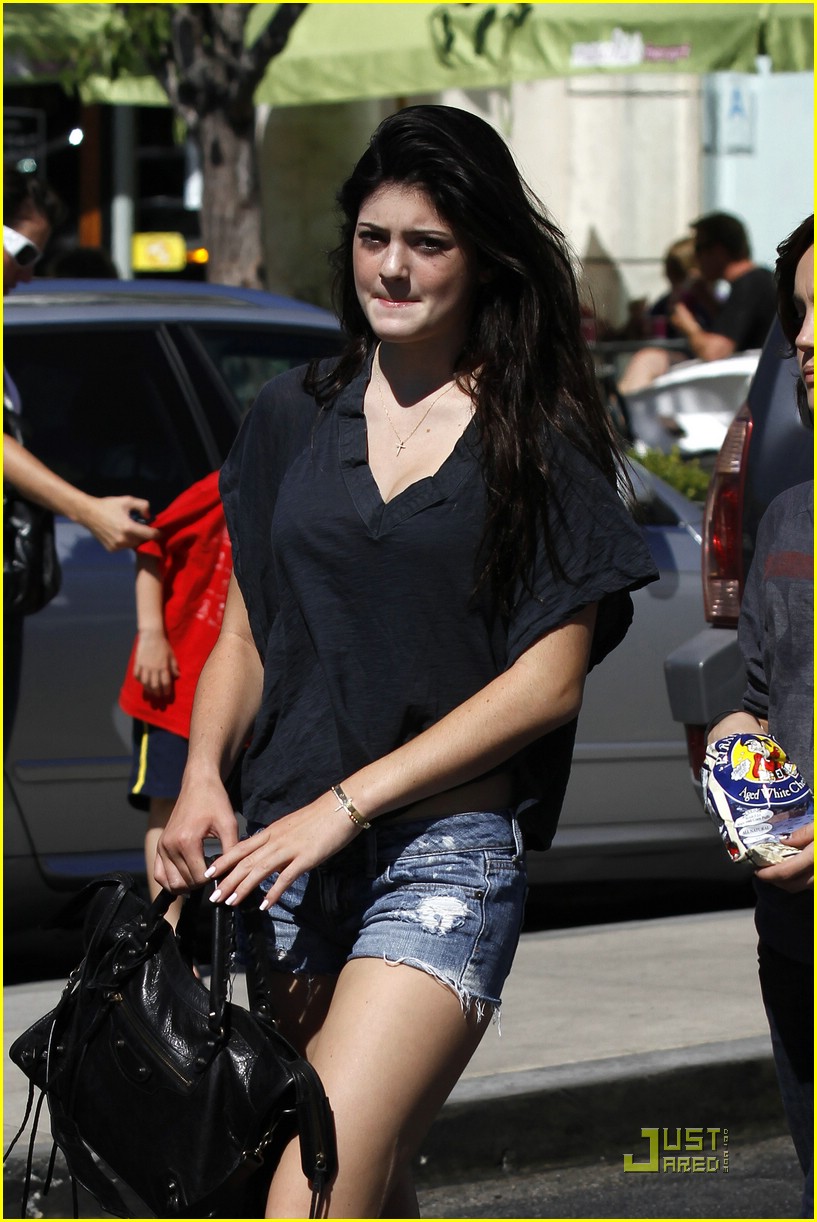 Kendall & Kylie Jenner: FroYo with Friends
