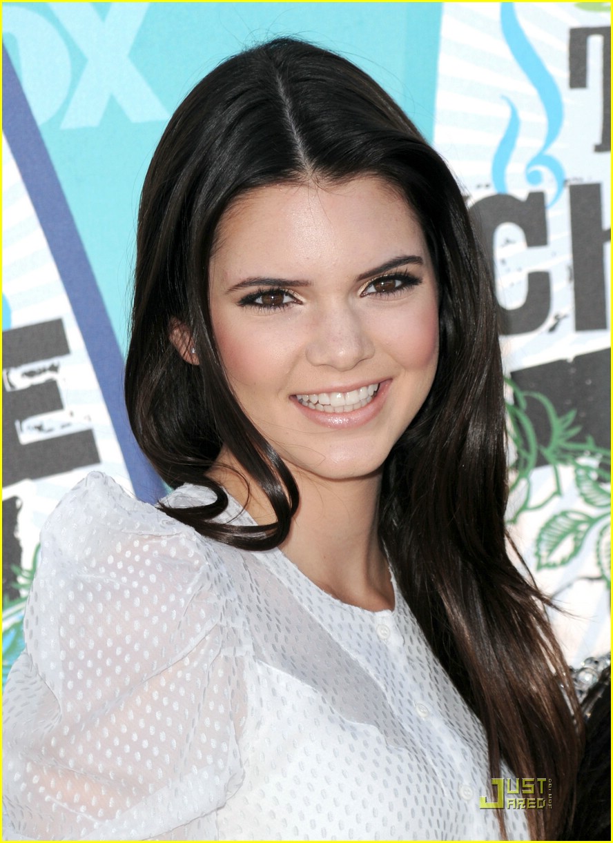 Kendall & Kylie Jenner Stock Up on School Supplies