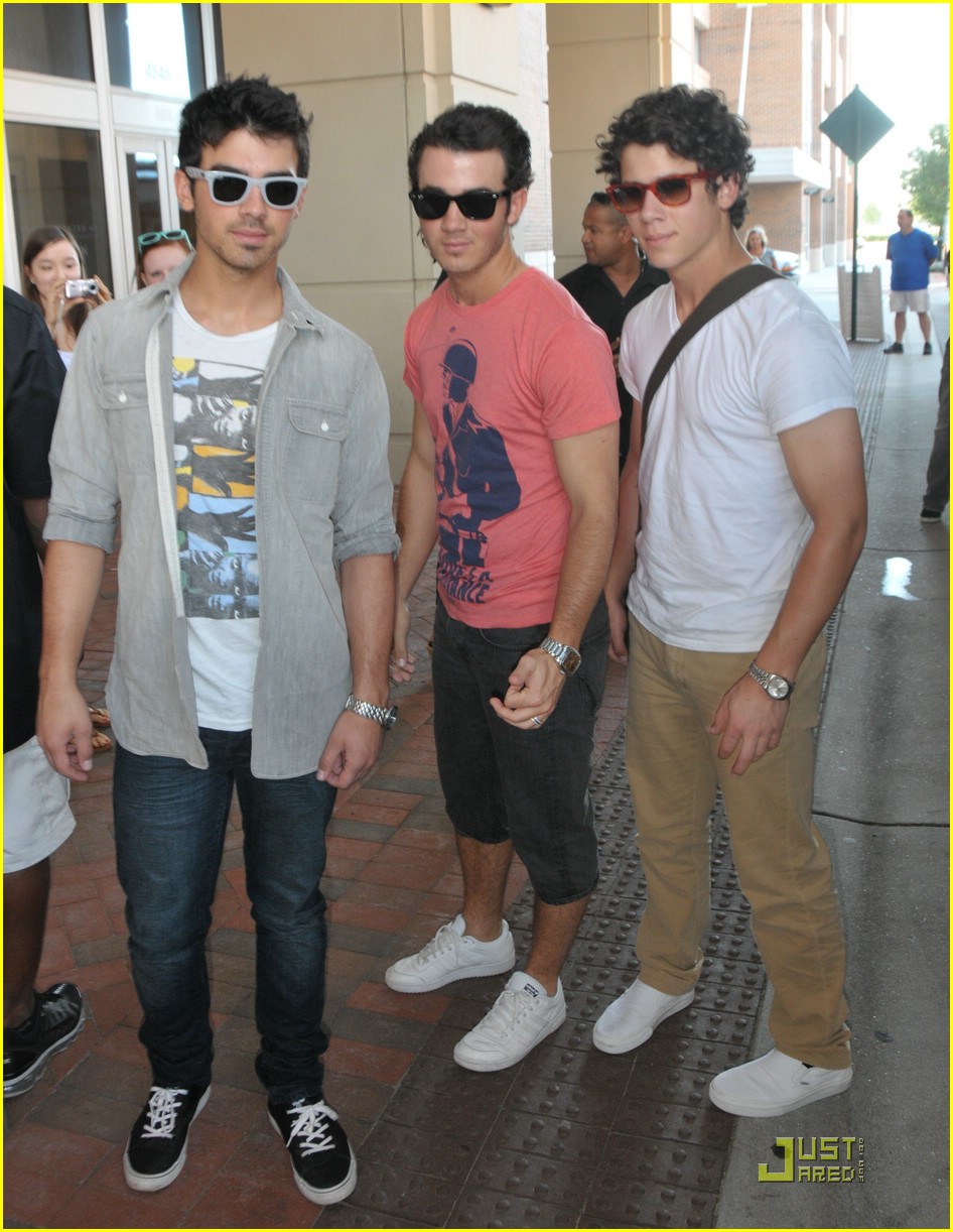 Jonas Brothers Hit Up Virginia Beach!