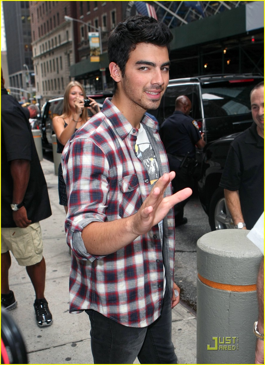 Jonas Brothers Take Bite Out of Big Apple
