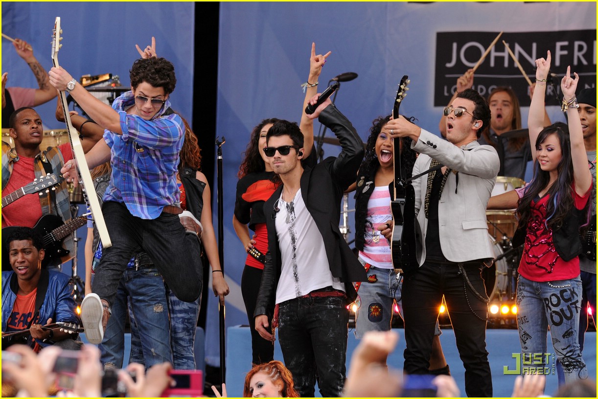 Camp Rock 2 Cast Rocks Out Rumsey Playfield