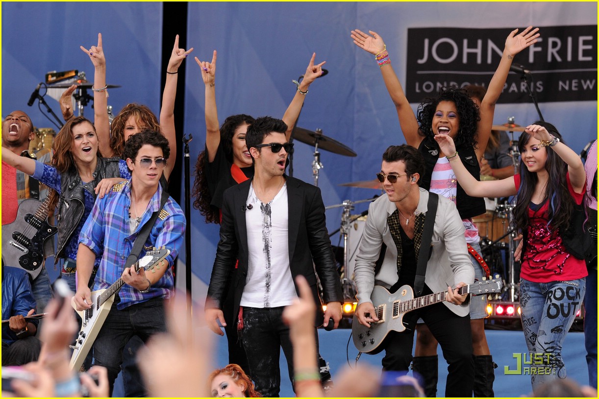 Camp Rock 2 Cast Rocks Out Rumsey Playfield