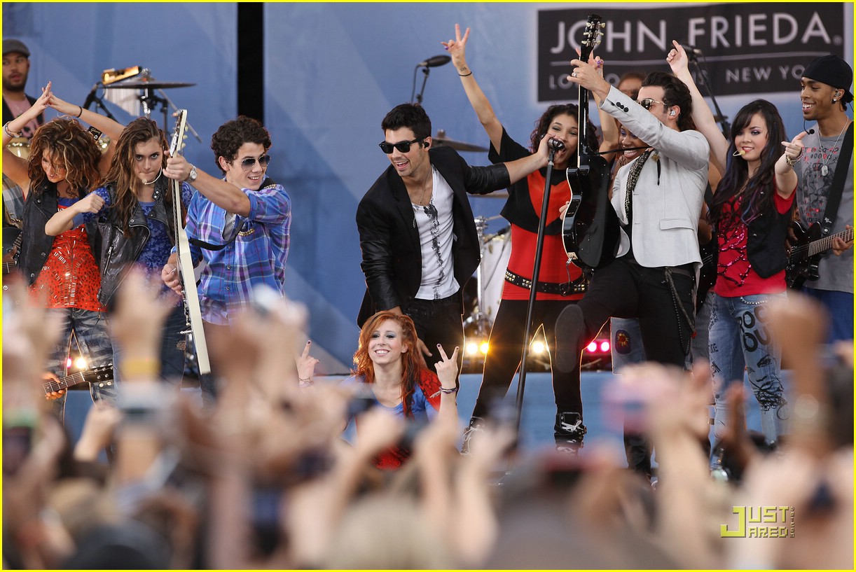 Camp Rock 2 Cast Rocks Out Rumsey Playfield