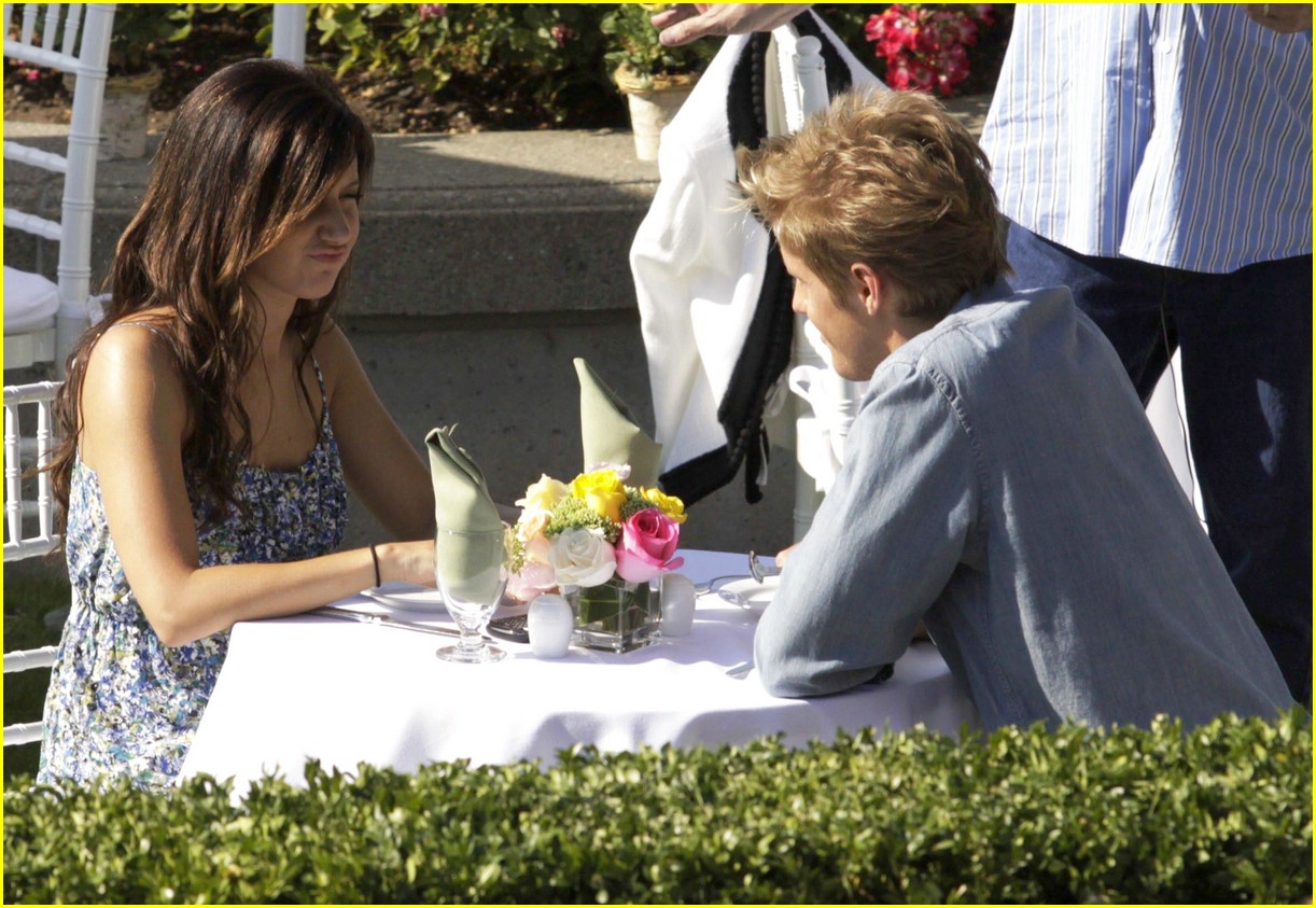Ashley Tisdale & Matt Barr: Lunch Date!