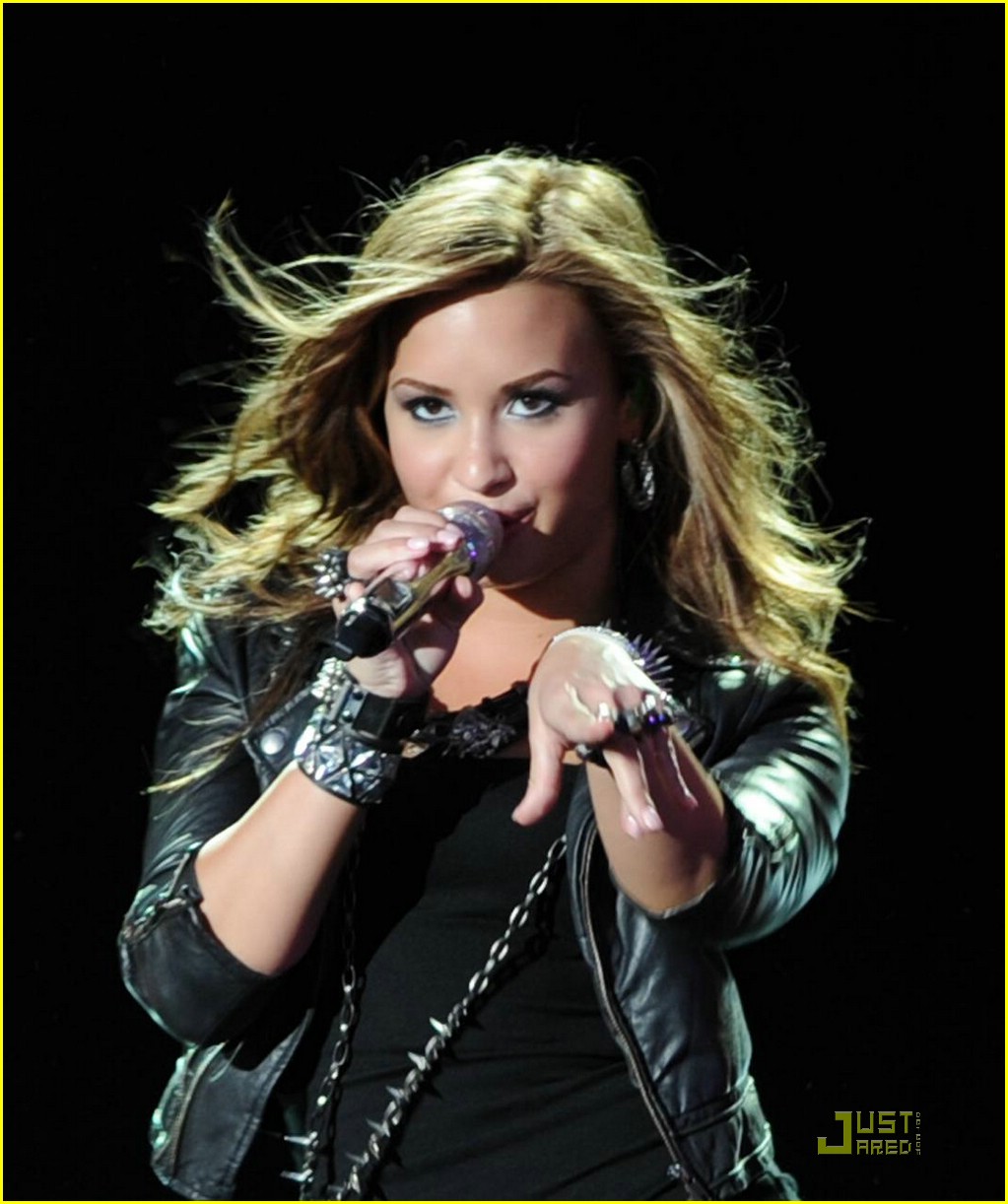 Demi Lovato Kind of Quits Twitter